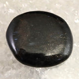 H&E社  アルベゾナイト アルベゾン閃石 パームストーン　23.8g (ID:86258)