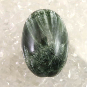 セラフィナイト クリノクロア 29mm オーバル カボション 8.0g (ID:90617)