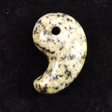 京都府産　鞍馬石 30mm勾玉 証明書付 9.4g　 (ID:92142)