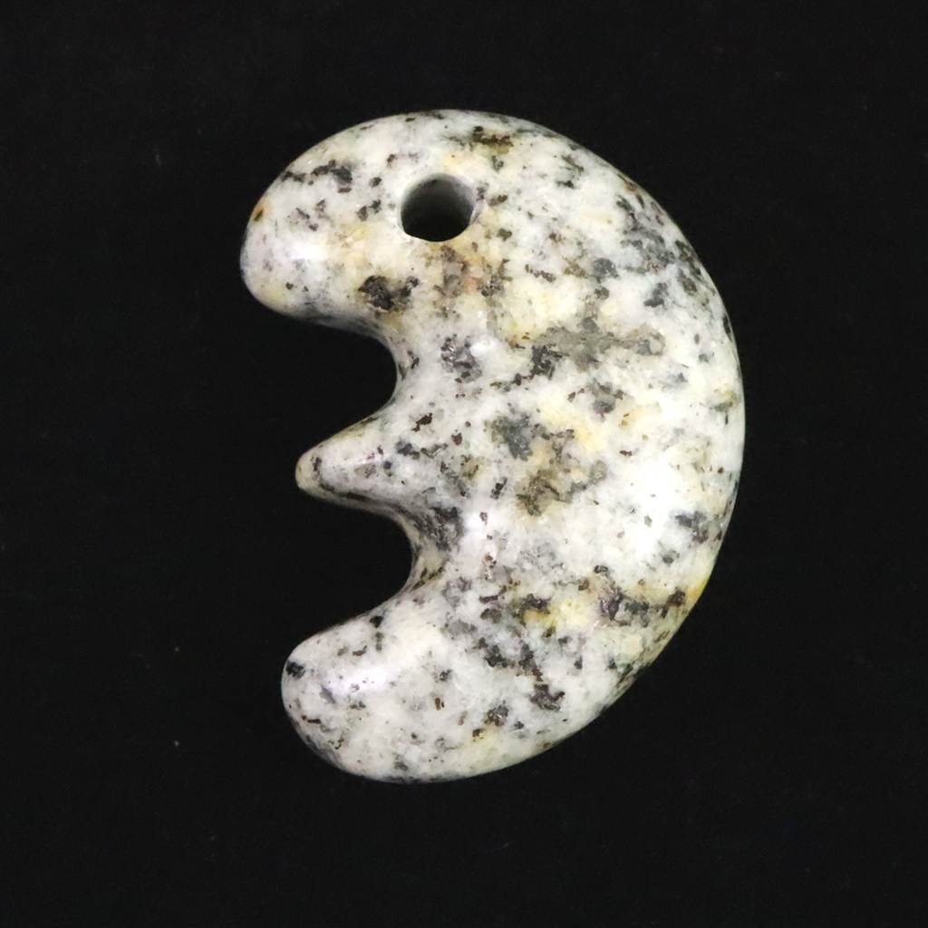 京都府産 小売 鞍馬石 31mm 獣型 勾玉 証明書付 11.0g 【榎本通商92420