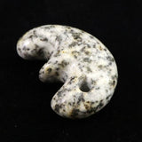 京都府産　鞍馬石 31mm 獣型 勾玉 証明書付 11.0g　 (ID:92420)