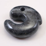 糸魚川翡翠  ヒスイ 黒 30mm飛龍勾玉 ディレクトリカード付 14.9g (ID:92570)
