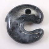 糸魚川翡翠  ヒスイ 黒 30mm飛龍勾玉 ディレクトリカード付 14.9g (ID:92570)
