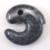 糸魚川翡翠  ヒスイ 黒 30mm飛龍勾玉 ディレクトリカード付 14.9g (ID:92570)