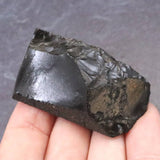 隠岐の島 黒曜石 46mm原石 カット ディレクトリカード付 28.2g (ID:93110)