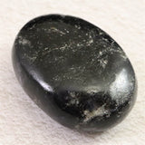 インド産 アイオライト　54mmパームストーン 83.2g (ID:95723)