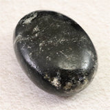 インド産 アイオライト　54mmパームストーン 83.2g (ID:95723)