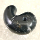 神居古潭石 （カムイ・コタン） 34mm 勾玉 証明書付 15.0g (ID:96503)