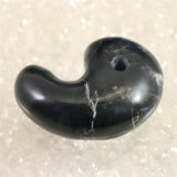 神居古潭石 （カムイ・コタン） 34mm 勾玉 証明書付 15.0g (ID:96503)