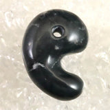 神居古潭石 （カムイ・コタン） 34mm 勾玉 証明書付 15.0g (ID:96503)