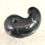 神居古潭石 （カムイ・コタン） 34mm 勾玉 証明書付 15.0g (ID:96503)