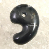 神居古潭石 （カムイ・コタン） 34mm 勾玉 証明書付 15.0g (ID:96503)