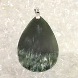 セラフィナイト クリノクロア　38mmドロップ ペンダントトップ 12.5g (ID:98044)