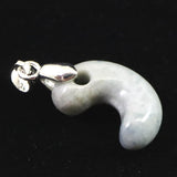 糸魚川翡翠  ヒスイ 小滝産 薄青 19mm勾玉 ペンダントトップ ディレクトリカード付 3.3g (ID:98202)