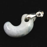 糸魚川翡翠  ヒスイ 小滝産 薄青 19mm勾玉 ペンダントトップ ディレクトリカード付 3.3g (ID:98202)