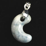 糸魚川翡翠  ヒスイ 小滝産 薄青 19mm勾玉 ペンダントトップ ディレクトリカード付 3.3g (ID:98202)