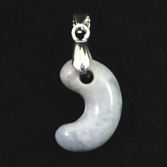 糸魚川翡翠  ヒスイ 小滝産 薄青 19mm勾玉 ペンダントトップ ディレクトリカード付 3.3g (ID:98202)