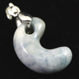 糸魚川翡翠  ヒスイ 小滝産 薄青 19mm勾玉 ペンダントトップ ディレクトリカード付 3.3g (ID:98202)