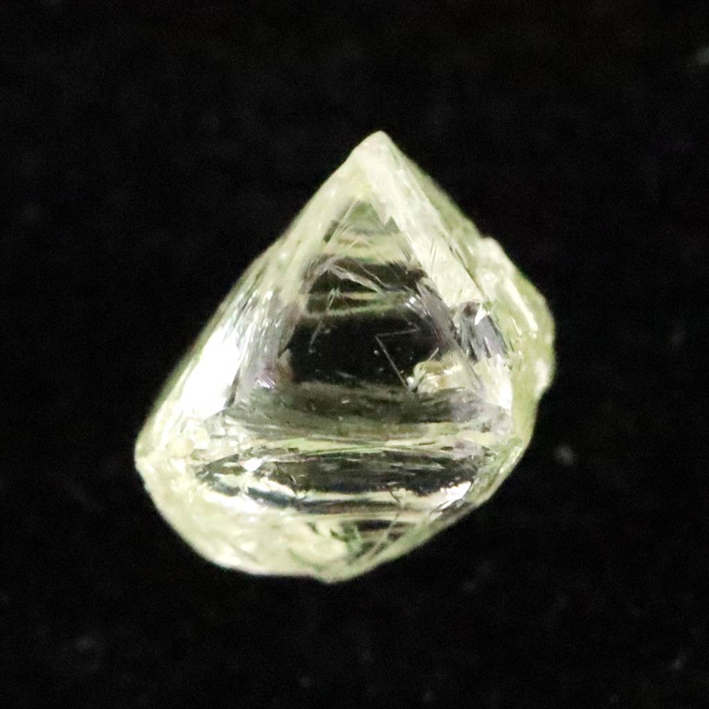 天然ダイヤモンド 原石 ラフ ルース Yellow 八面体 ソーヤブル 0.48ct 　 (ID:49774)