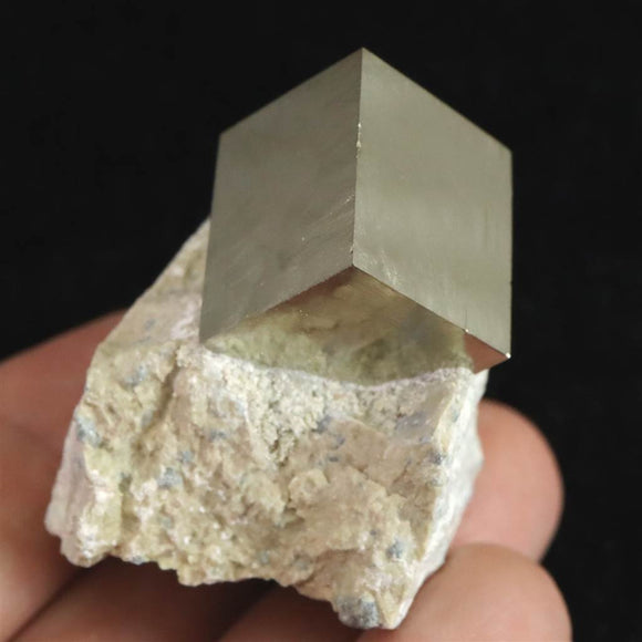 スペイン産 パイライト 黄鉄鉱  17mmキューブ 母岩付 46.9g (ID:52120)