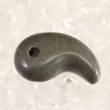 北海道産 牡丹石 黒　20mm勾玉 証明書付 2.7g (ID:70659)