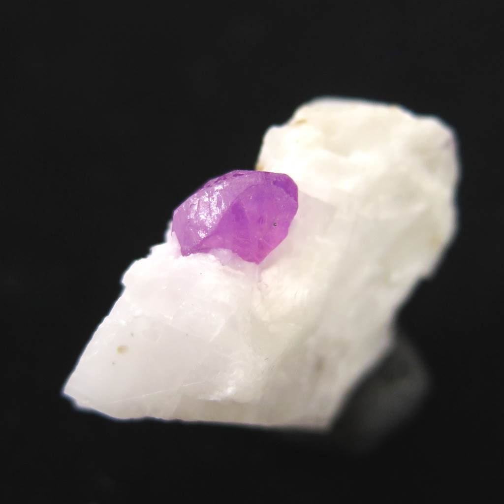 ルビー原石 パキスタン産 母岩付き 蛍光 12.6g (ID:74642) | 榎本通商