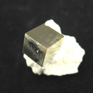 ペルー産 パイライト 黄鉄鉱 10mmキューブ 原石 母岩付 15.4g (ID:80691)
