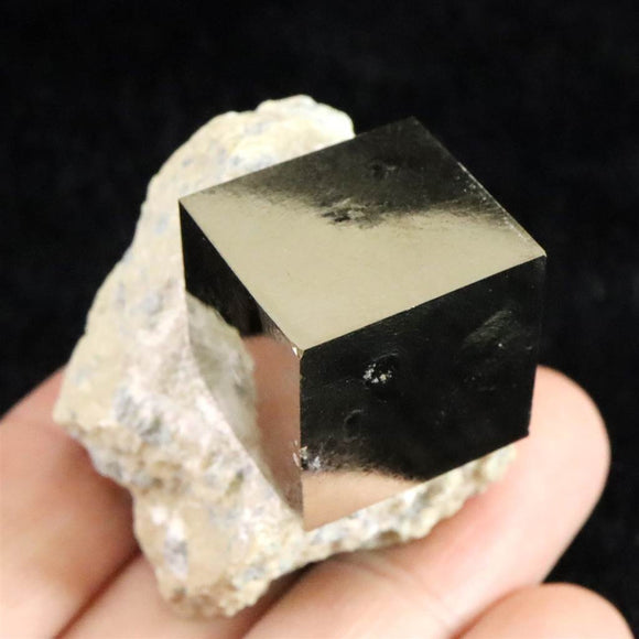 スペイン産 パイライト 黄鉄鉱  19mmキューブ 母岩付 59.4g (ID:80710)