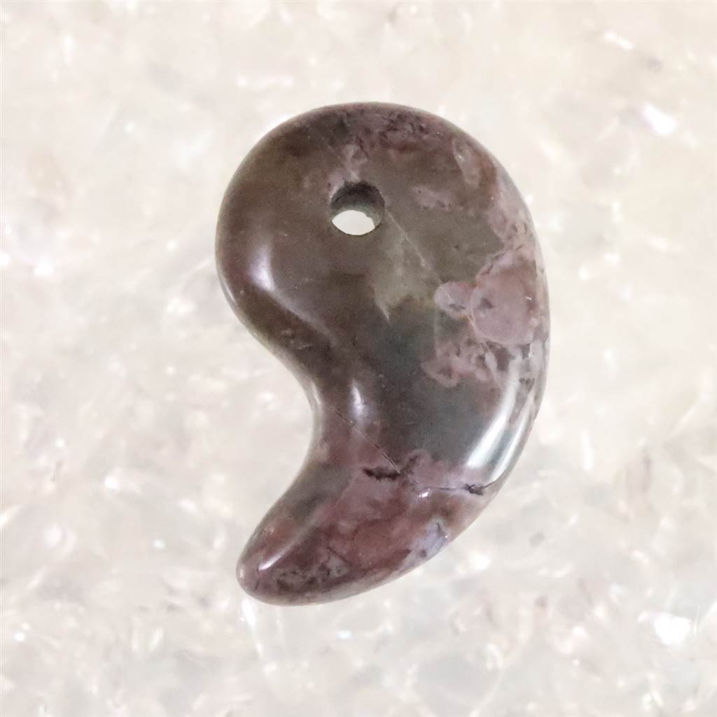 北海道産 牡丹石 赤 21mm勾玉 証明書付 2.6g (ID:92177) | 榎本通商