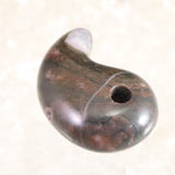 北海道産 牡丹石 赤　21mm勾玉 証明書付 2.5g (ID:96022)