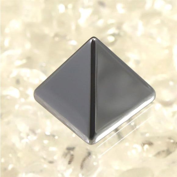 高純度 テラヘルツ鉱石 18mm ピラミッド (ID:68812) - 榎本通商