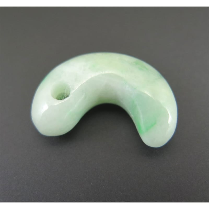 糸魚川翡翠 勾玉 高品質 グリーン 4.6g 証明書付（希少） (ID:70315