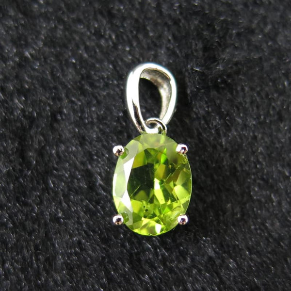 ペリドット 5Aグレード 9mmオーバル ペンダントトップ 0.91g (ID:10507