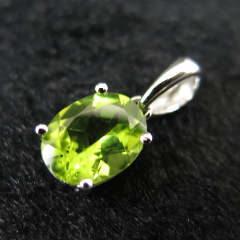 ペリドット 5Aグレード 9mmオーバル ペンダントトップ 0.91g (ID:10507